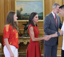 Don Felipe, Doña Letizia, la Princesa de Asturias y la Infanta Doña Sofía reciben el saludo de los jugadores de la selección española de fútbol