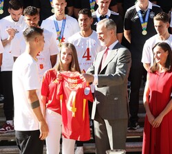 El capitán de la selección española de fútbol, Morata, hace entrega de la camiseta Reyes de Europa a Su Majestad el Rey