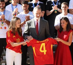 Don Felipe, Doña Letizia, la Princesa de Asturias y la Infanta Doña Sofía con la camiseta "Reyes de Europa" regalo de la selección nacional 