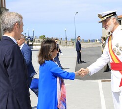 Su Majestad el Rey recibe el saludo de la ministra de Defensa, Margarita Robles, a Su llegada a la Escuela Naval de Marín