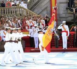 Su Majestad el Rey saluda a la Bandera durante el desfile de los nuevos oficiales