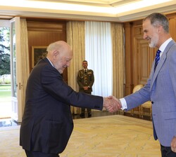 Su Majestad el Rey recibe el saludo del presidente del Patronato de la Fundación Comité Español de los Colegios del Mundo Unido, Alberto Aza