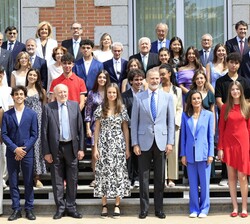 Don Felipe y Doña Letizia, la Princesa Leonor y la Infanta Sofía junto al Patronato de la Fundación Comité Español de los Colegios del Mundo Unido (UWC), Patrocinadores y Alumnos