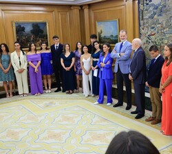 Sus Majestades los Reyes atienden a las explicaciones del presidente del  Patronato de la Fundación Comité Español de los Colegios del Mundo Unido, Alberto Aza