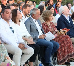 Doña Sofía acompañada de las autoridades asistentes durante el concierto celebrado en la sierra de Atapuerca