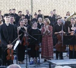 Doña Sofía aplaude a la Orquesta Sinfónica de Castilla y León tras la actuación