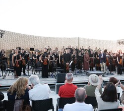 Su Majestad la Reina Doña Sofía con la Orquesta Sinfónica de Castilla y León tras la actuación celebrado en la sierra de Atapuerca