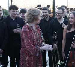 Su Majestad la Reina Doña Sofía conversa con los componentes de la Orquesta Sinfónica de Castilla y León
