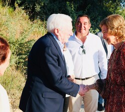 El presidente del Patronato de la Fundación Atapuerca, Antonio Méndez Pozo, saluda a Su Majestad la Reina Doña Sofía