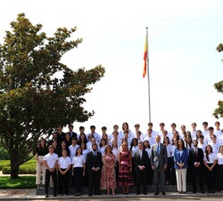 Su Majestad el Rey junto a los participantes en la XIX edición del Programa “Becas Europa” de la Universidad Francisco de Vitoria (UFV)