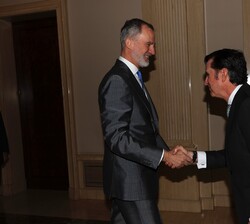 Su Majestad el Rey recibe el saludo del rector de la Universidad Francisco de Vitoria, Daniel Sada Castaño