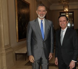 Su Majestad el Rey acompañado del rector de la Universidad Francisco de Vitoria, Daniel Sada Castaño