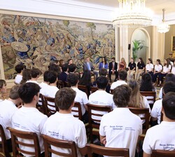 Su Majestd el Rey durante la audiencia con los participantes en la XIX edición del Programa “Becas Europa” de la Universidad Francisco de Vitoria