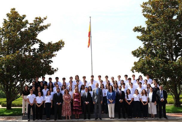 Su Majestad el Rey junto a los participantes en la XIX edición del Programa “Becas Europa” de la Universidad Francisco de Vitoria (UFV)