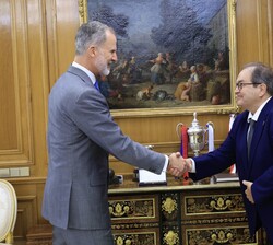Su Majestad el Rey recibe el saludo del presidente de la Fundación Fernando Núñez, Fernando Núñez Rebolo