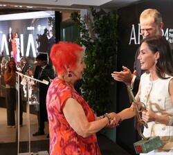Su Majestad la Reina entrega el Premio "Luca de Tena" a Rosa María Calaf