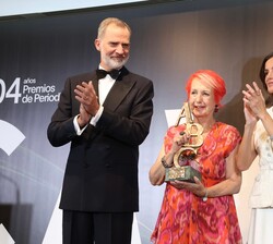 Don Felipe y Doña Letizia tras entregar el Premio "Luca de Tena" a Rosa María Calaf