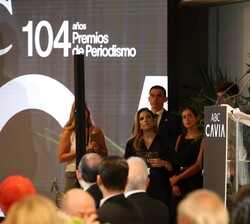 El Rey durante su intervención en la entrega de los Premios "Mariano de Cavia", "Luca de Tena" y "Mingote"