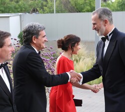 Don Felipe y Doña Letizia reciben el saludo del ministro de Transformación Digital y Función Pública, José Luis Escrivá