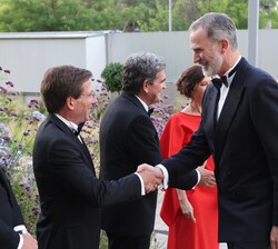 Los Reyes reciben el saludo del alcalde de Madrid, José Luis Martínez-Almeida