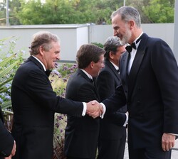 Sus Majestades los Reyes son saludados por el presidente de Vocento, Ignacio Ybarra
