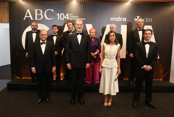 Fotografía de grupo de Sus Majestades los Reyes junto al presidente de Vocento, el director de ABC, el presidente del jurado y los premiados