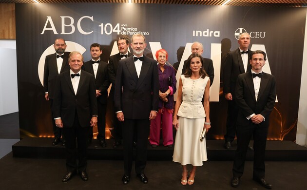 Fotografía de grupo de Sus Majestades los Reyes junto al presidente de Vocento, el director de ABC, el presidente del jurado y los premiados