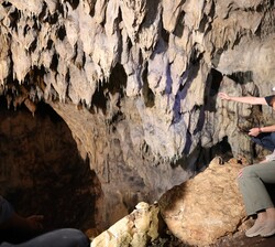 La Reina Doña Sofía recibe explicaciones durante su recorrido por la Cueva Mayor