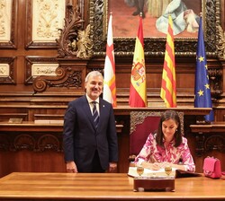 Su Majestad la Reina firma en el libro de honor del Ayuntamiento de Barcelona en el salón de plenos