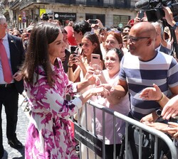 Su Majestad la Reina es saludada por las personas que se encontraban a la salida de la reunión celebrada en el Ayuntamiento de Barcelona
