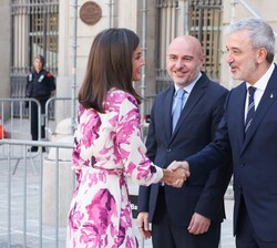 Su Majestad la Reina es saludada por el alcalde de Barcelona, Jaume Collboni