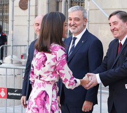 Doña Letizia es saludada por el director del Instituto Cervantes, Luis García Montero