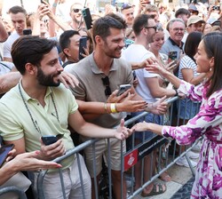 La Reina recibe el cariño de las personas que se encontraban a las puertas del Ayuntamiento de Barcelona