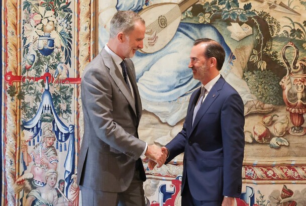 Don Felipe recibe el saludo del presidente del Parlamento de las Illes Balears, Gabriel Le Senne i Presedo 