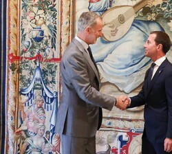 Don Felipe es saludado por el presidente del Consell de Mallorca, Llorenç Sebastià Galmés Verger,
