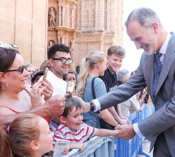 Su Majestad el Rey saluda a un niño tras recibir en audiencia a las autoridades de las Instituciones Baleares en el Palacio Real de la Almudaina