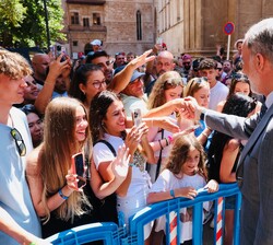 El Rey recibe el saludo de las personas que se encontraban en la puerta del Palacio Real de la Almudaina tras las audiencias con las autoridades de las Instituciones Baleares