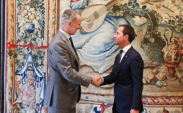 Don Felipe es saludado por el presidente del Consell de Mallorca, Llorenç Sebastià Galmés Verger,