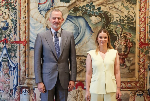 Su Majestad el Rey acompañado por la presidenta de las Illes Balears, Margarita Prohens Rigo