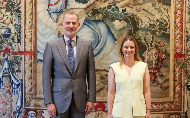 Su Majestad el Rey acompañado por la presidenta de las Illes Balears, Margarita Prohens Rigo