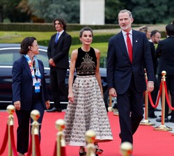 Sus Majestades los Reyes a su llegada al Museo del Louvre para asistir a la cena ofrecida por el COI