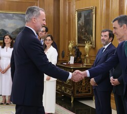 Don Felipe recibe el saludo del Presidente del Gobierno, Pedro Sánchez