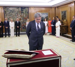 El nuevo vocal del Consejo General del Poder Judicial, José M.ª Fernández Seijo, promete su cargo ante el Rey