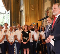 El Rey dirige unas palabras en la recepción celebrada en la Embajada de España en París