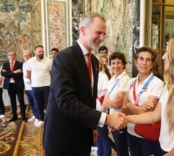 Su Majestad el Rey es saludado por los miembros del equipo olímpico español en la recepción celebrada en la Embajada de España en París