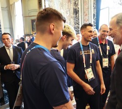 El Rey conversa con varios miembros del equipo olímpico español participantes en los Juegos de la XXXIII olimpiada
