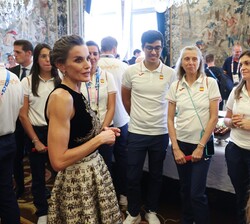 Doña Letizia conversa con los miembros del equipo olímpico español durante la recepción en la Embajada de España en París