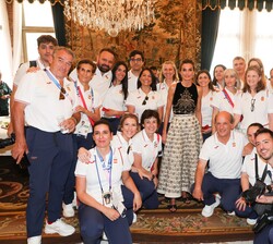 La Reina se fotografía con varios miembros del equipo olímpico español en la recepción celebrada en la Embajada de España en París