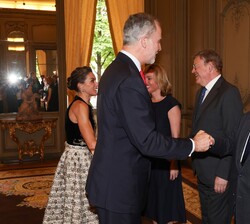El Embajador de España Delegado Permanente en la Unesco, Miquel Iceta, saluda a Su Majestad el Rey 