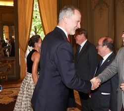 José Manuel Rodríguez Uribes, presidente del Consejo Superior de Deportes, saluda a Su Majestad el Rey